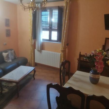 Apartamentos Turisticos Villa Y Corte Ampudia Ngoại thất bức ảnh