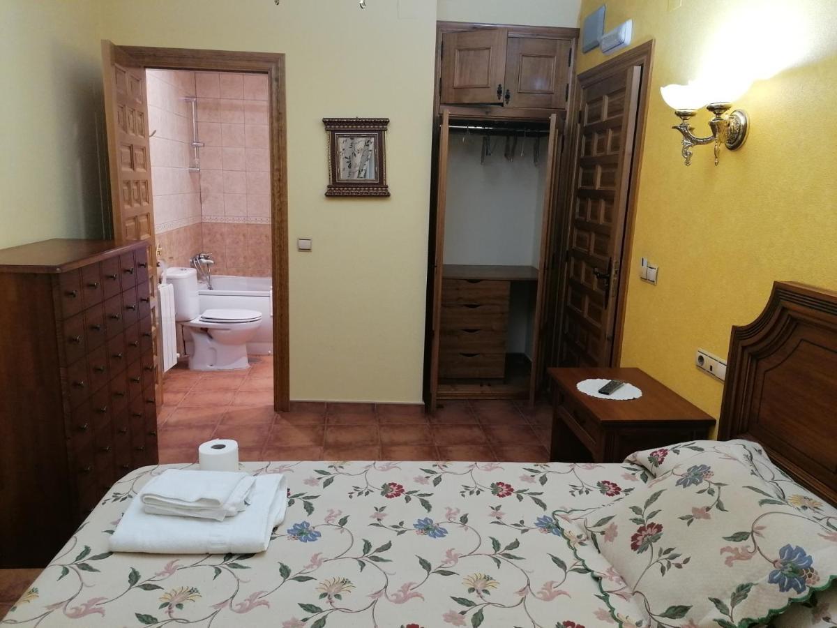 Apartamentos Turisticos Villa Y Corte Ampudia Ngoại thất bức ảnh