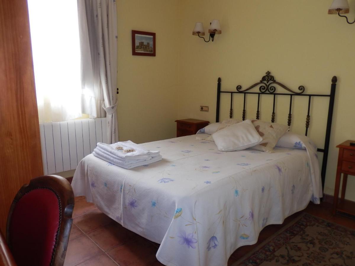 Apartamentos Turisticos Villa Y Corte Ampudia Ngoại thất bức ảnh