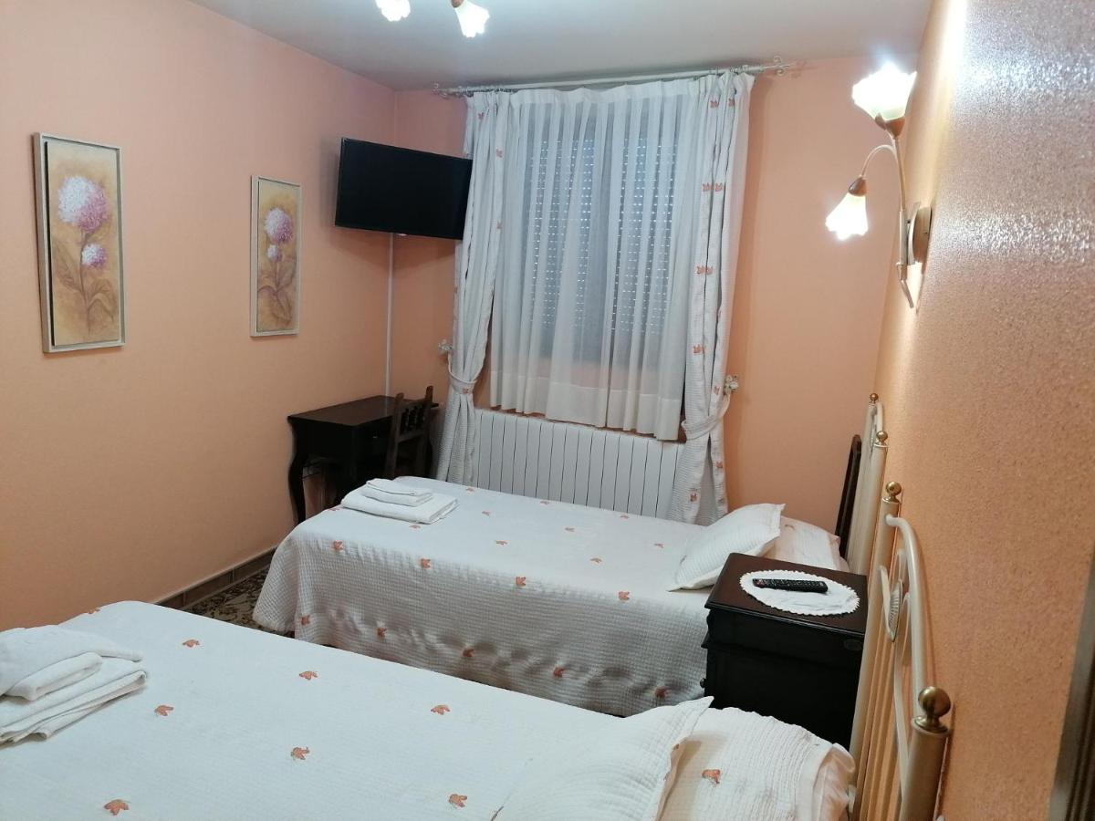 Apartamentos Turisticos Villa Y Corte Ampudia Ngoại thất bức ảnh