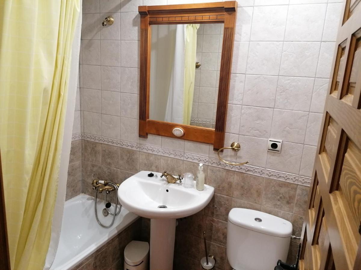 Apartamentos Turisticos Villa Y Corte Ampudia Ngoại thất bức ảnh
