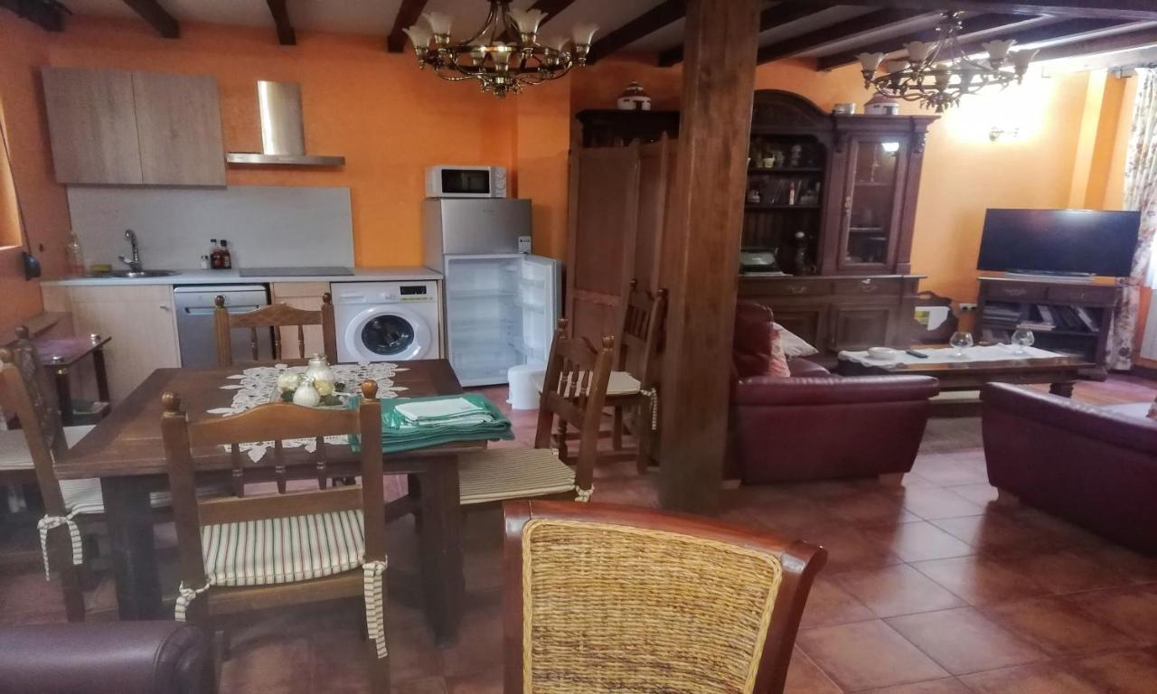 Apartamentos Turisticos Villa Y Corte Ampudia Ngoại thất bức ảnh