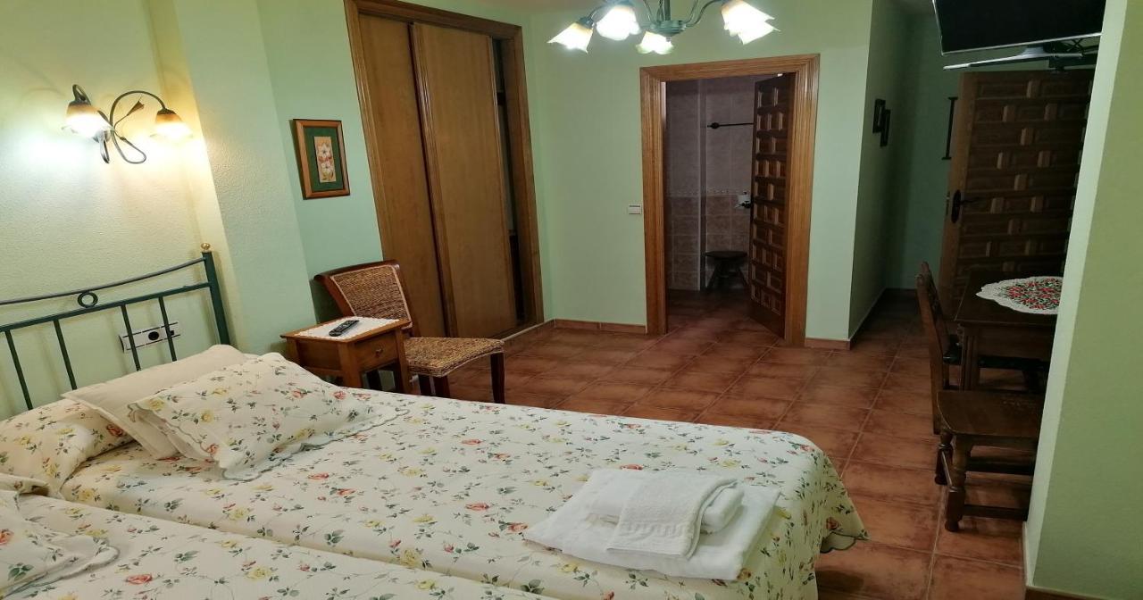 Apartamentos Turisticos Villa Y Corte Ampudia Ngoại thất bức ảnh