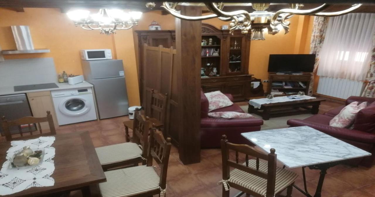 Apartamentos Turisticos Villa Y Corte Ampudia Ngoại thất bức ảnh