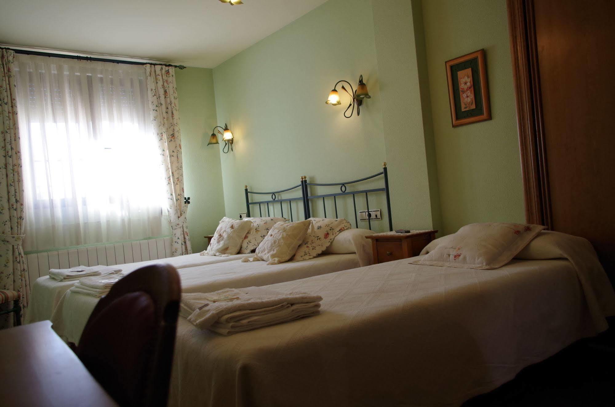 Apartamentos Turisticos Villa Y Corte Ampudia Ngoại thất bức ảnh