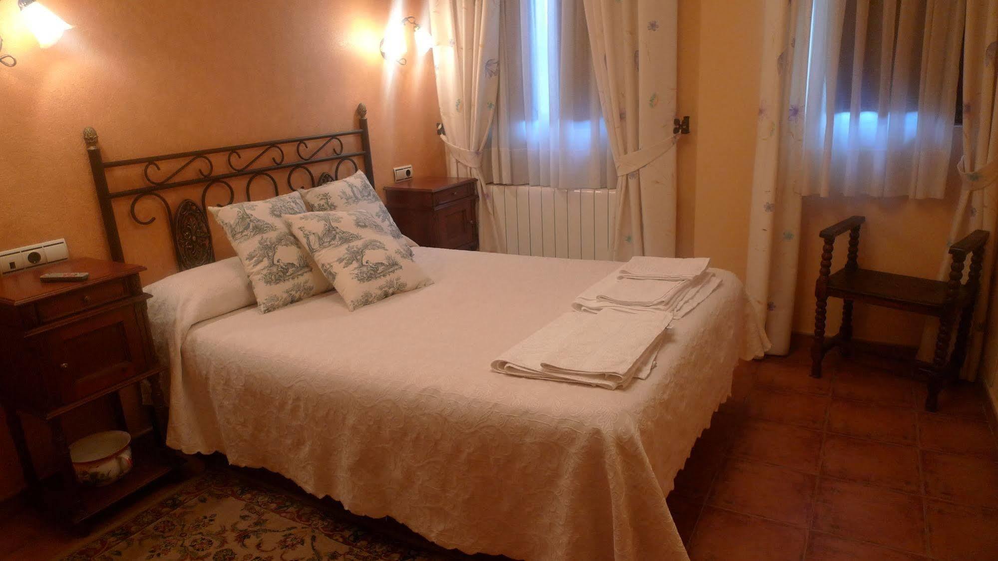 Apartamentos Turisticos Villa Y Corte Ampudia Ngoại thất bức ảnh