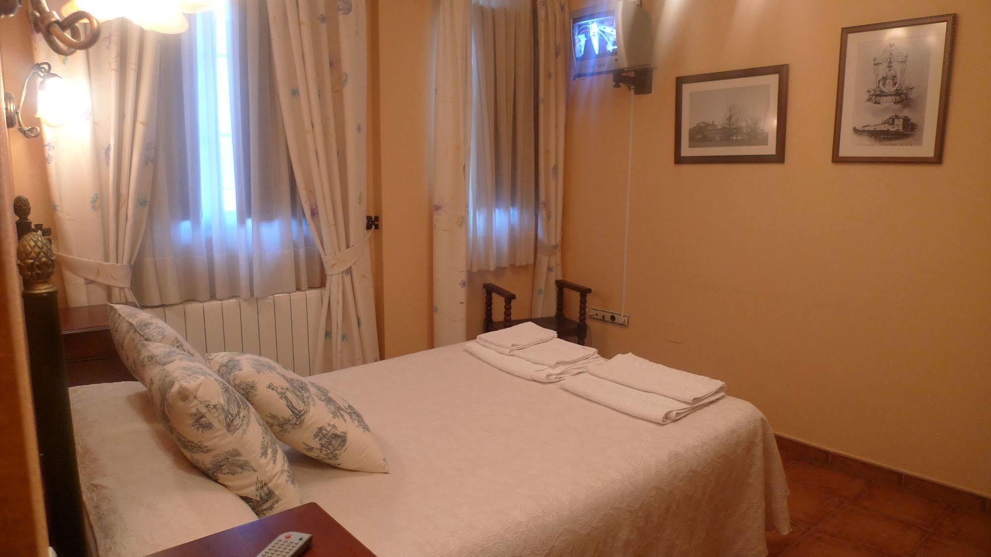 Apartamentos Turisticos Villa Y Corte Ampudia Ngoại thất bức ảnh