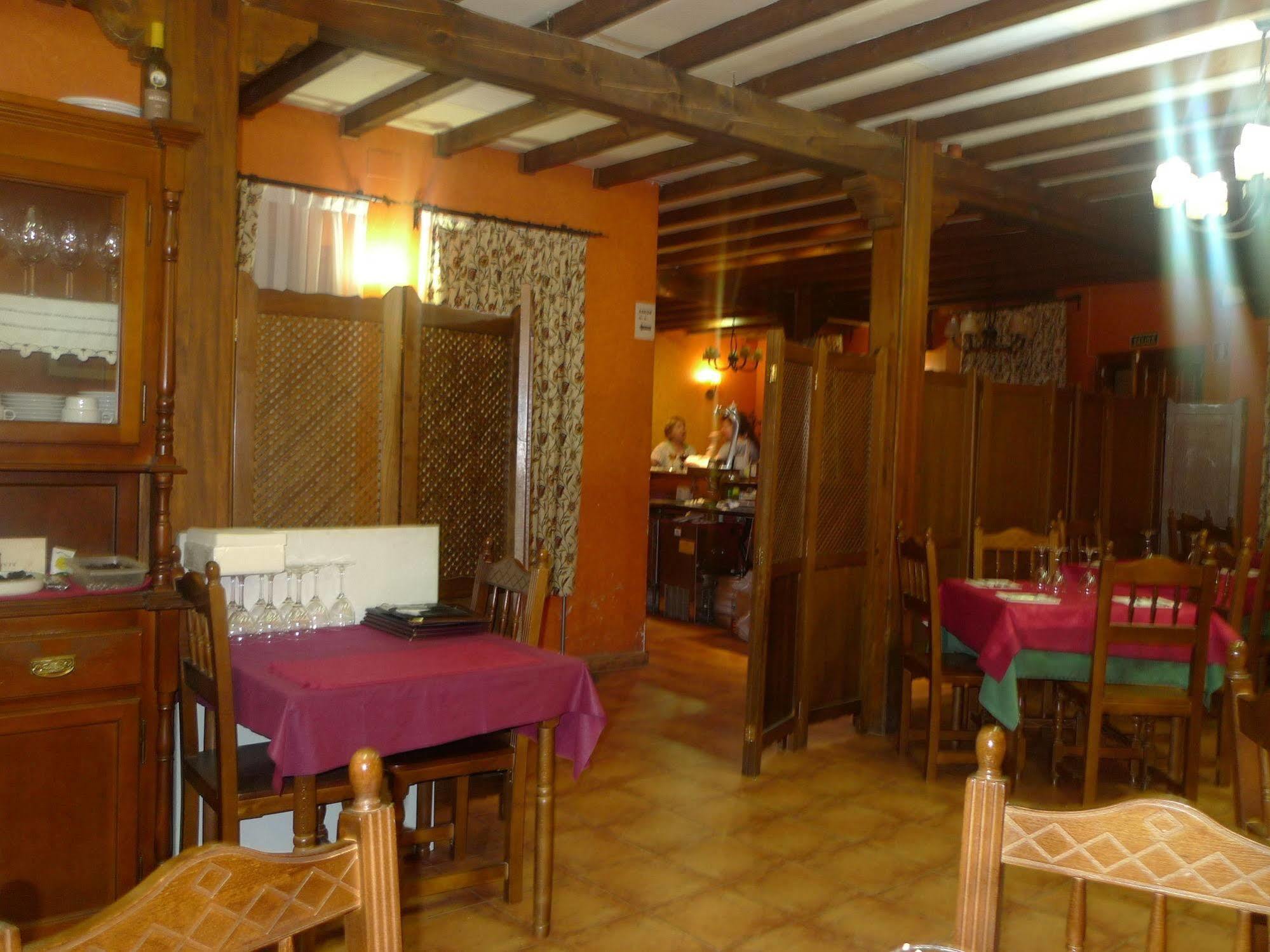 Apartamentos Turisticos Villa Y Corte Ampudia Ngoại thất bức ảnh