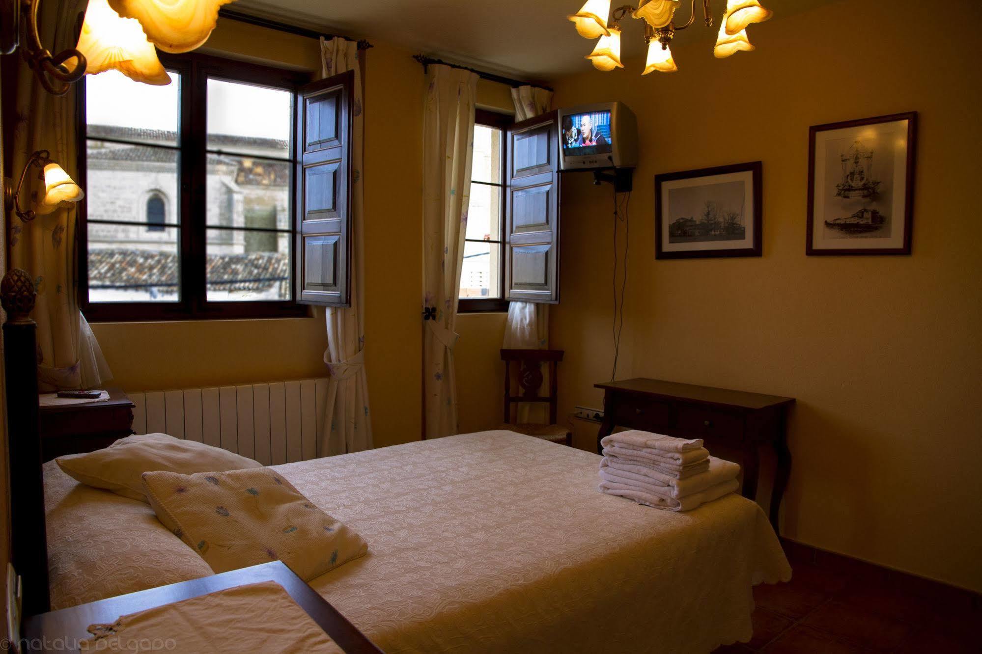 Apartamentos Turisticos Villa Y Corte Ampudia Ngoại thất bức ảnh