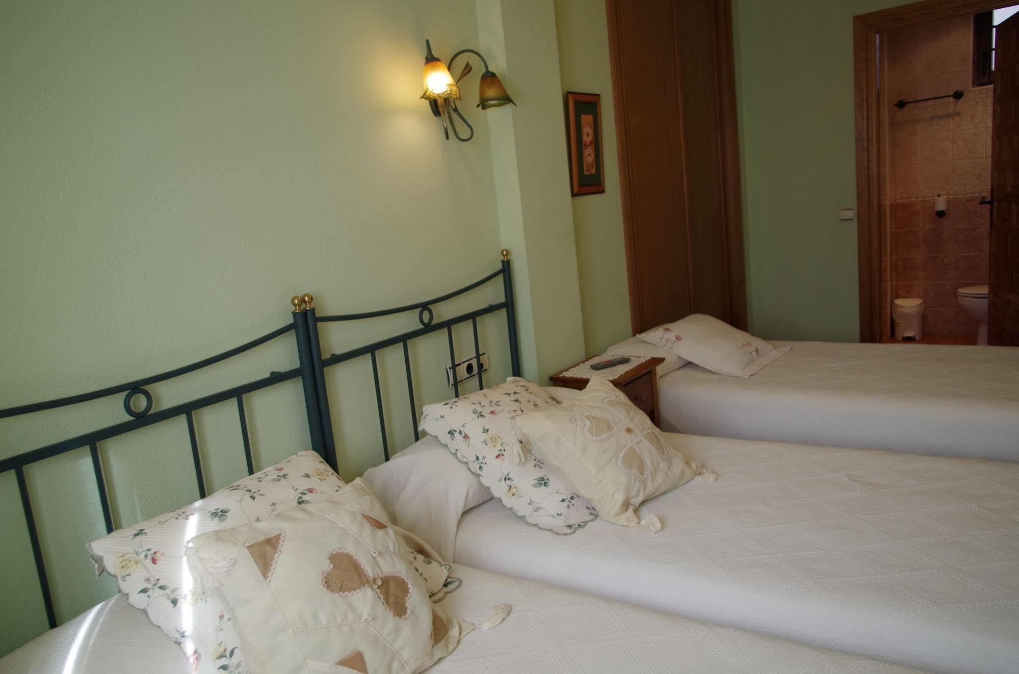 Apartamentos Turisticos Villa Y Corte Ampudia Ngoại thất bức ảnh