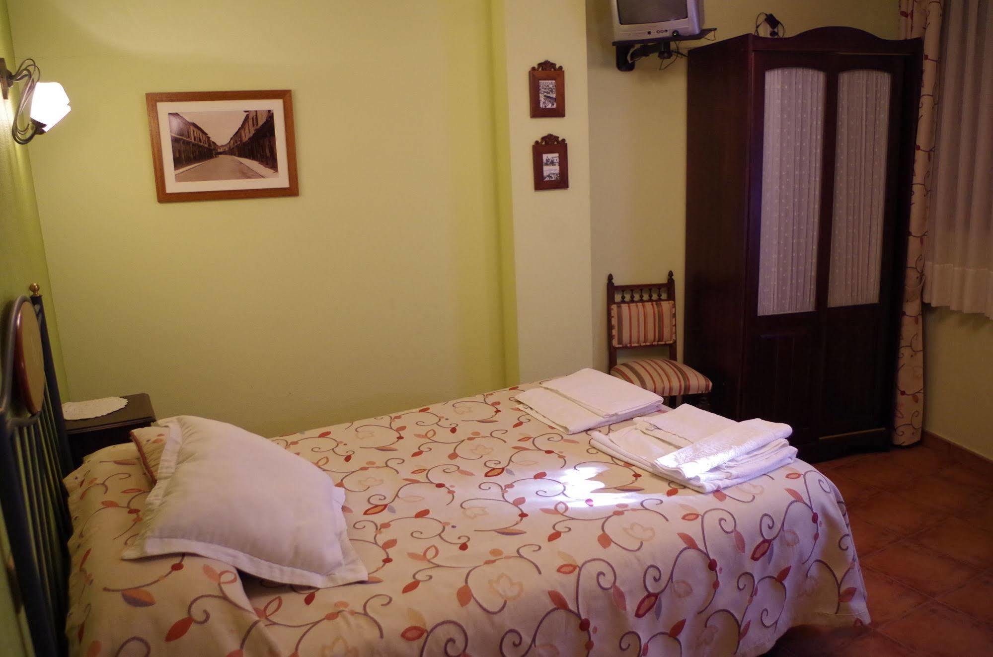 Apartamentos Turisticos Villa Y Corte Ampudia Ngoại thất bức ảnh